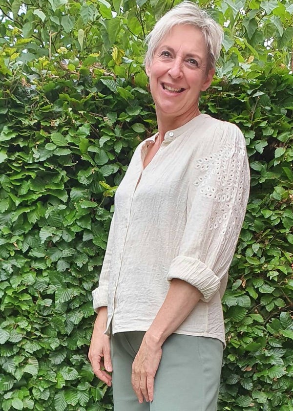 prachtige blouse met borduurwerk op de mouwen (laatste stuk)