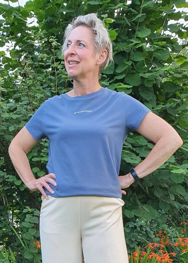 grijsblauwe t-shirt met ronde hals