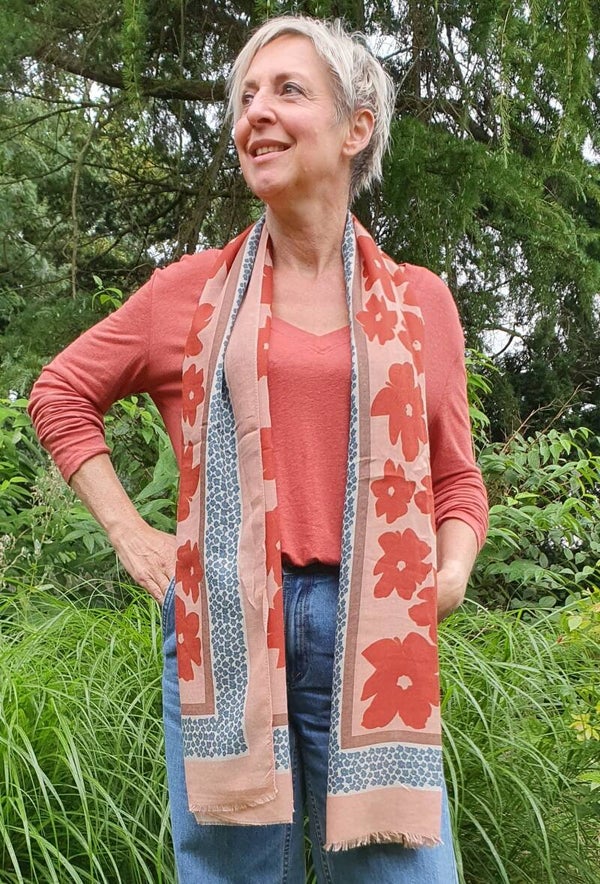 kleurijke bloemensjaal met nudekleurige  achtergrond