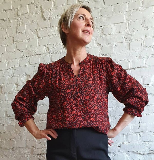 blouse met lange mouwen en zwart/rode print