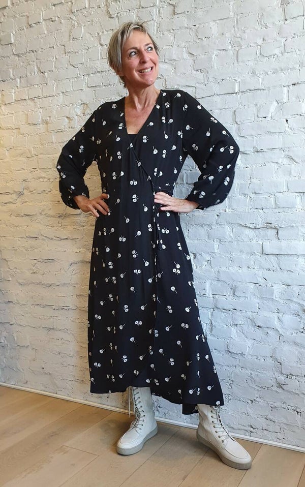 mooie wikkeljurk in madeliefjesprint