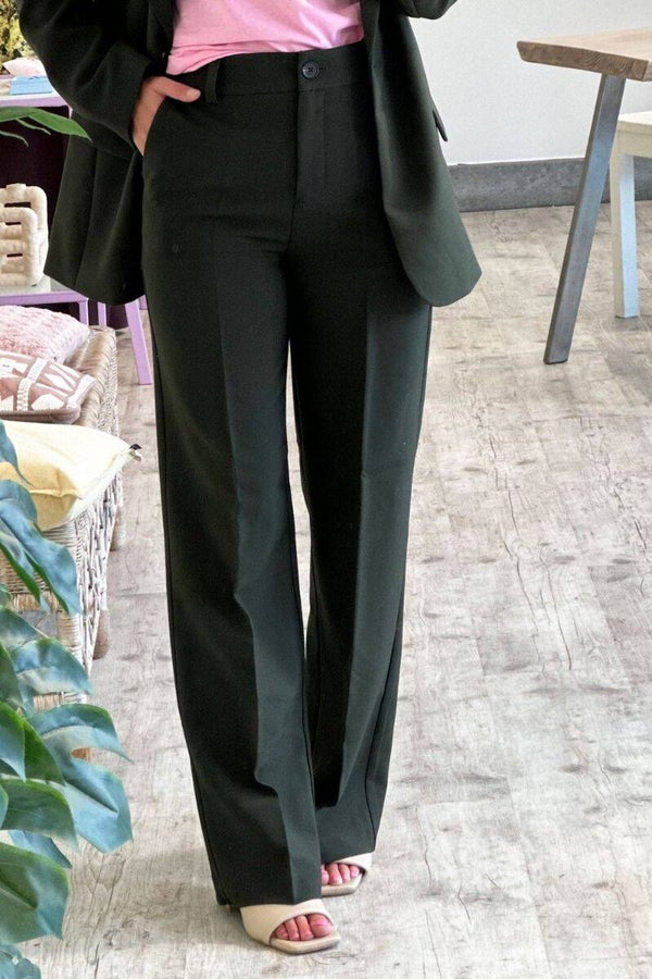 donkergroene broek met rechte pijpen