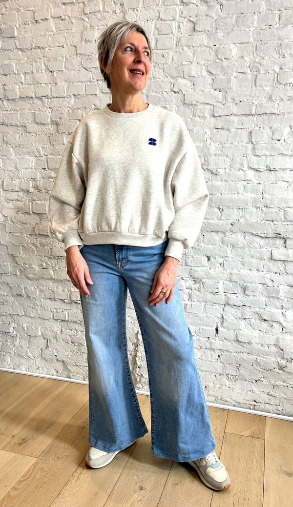 stijlvolle sweater met hip opschrift op de rug