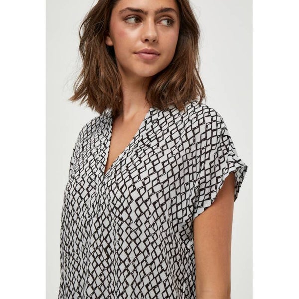 Mooie top met v-hals en grafisch zwart/wit patroon.