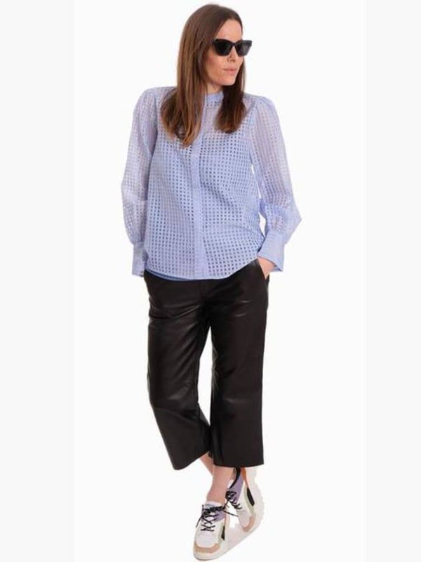 chambrayblauwe blouse met fijne geruite textuur en hoge halslijn