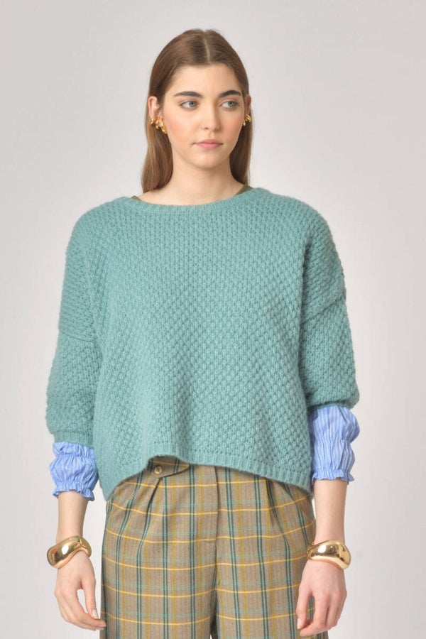 lichtblauwe trui met gehaakt patroon