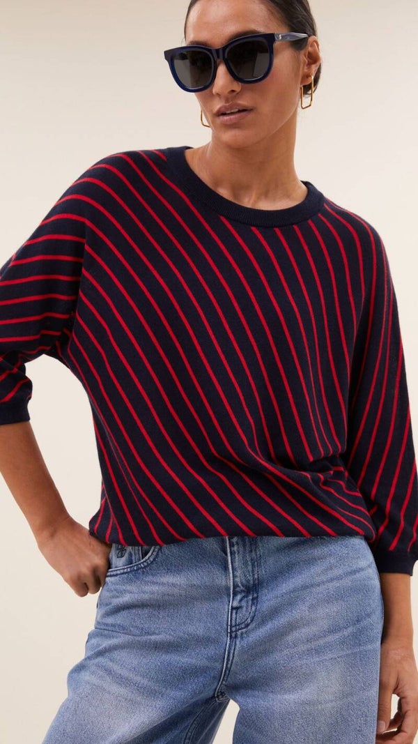 dun blauw truitje met rode strepen