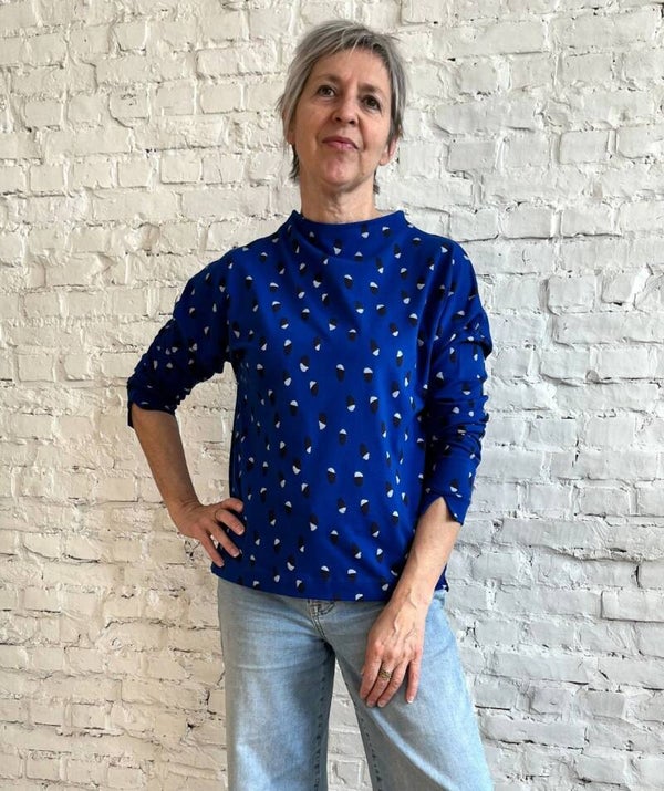 kobaltblauwe sweater met opstaande kraag
