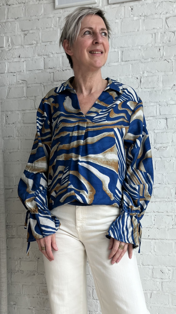 blouse met bruin/blauwe print en v-hals