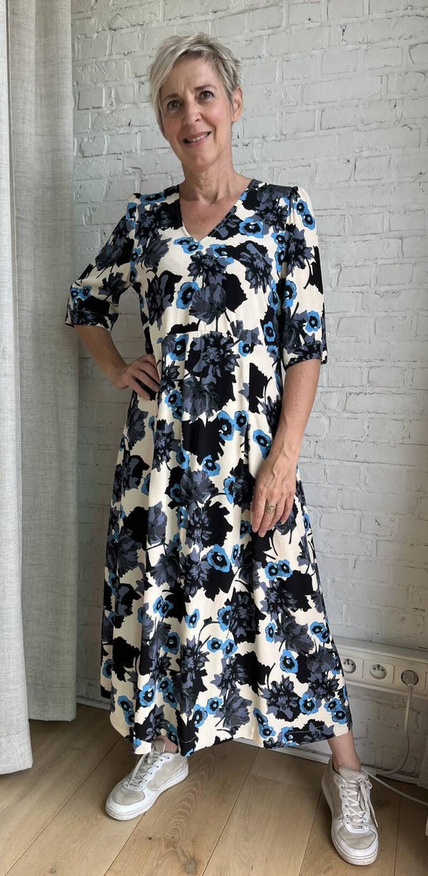 prachtige bloemenjurk met v-hals en 3/4 mouwen