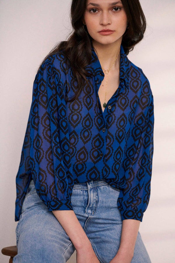 blauwe soepelvallende blouse