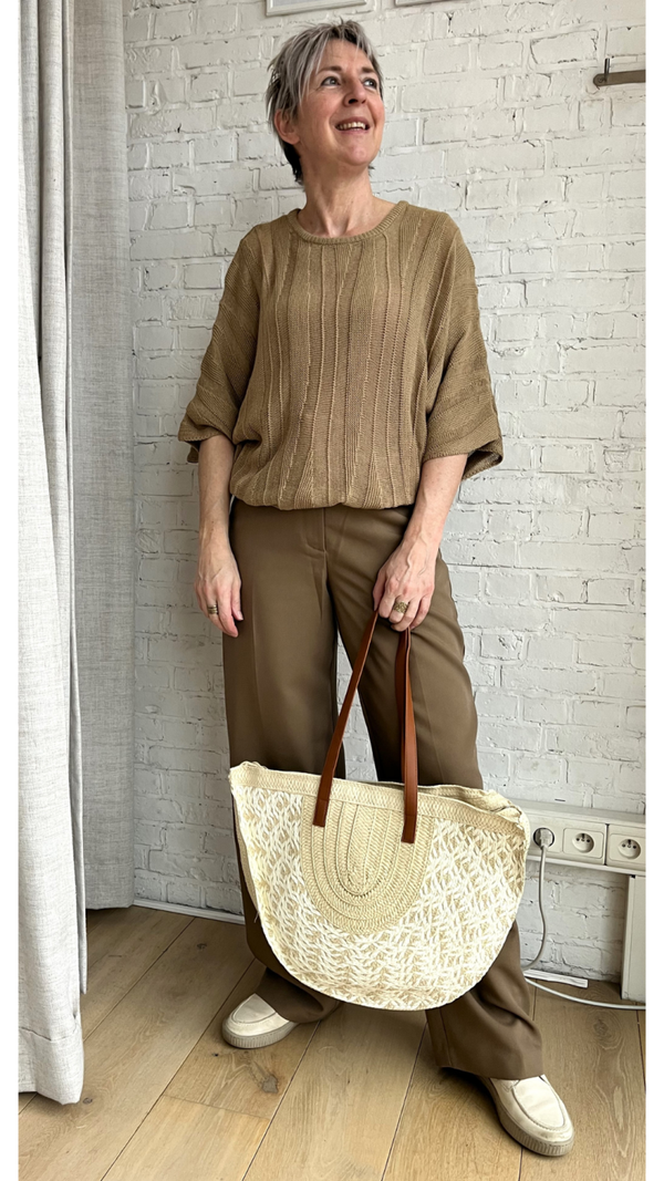 stijlvolle zandkleurige broek met rechte pijpen