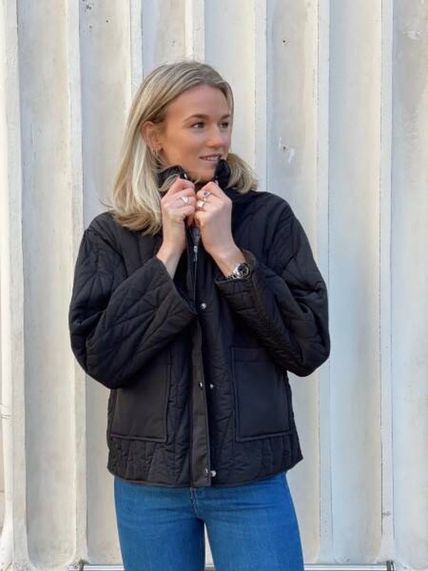 korte stijlvolle zwarte jas