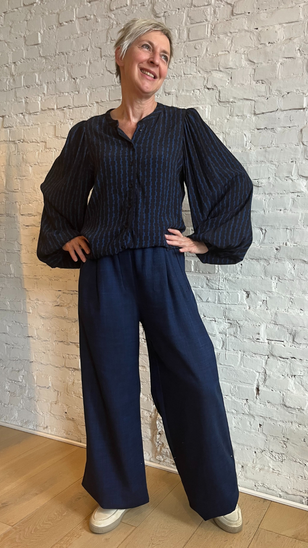 blauwe katoenen broek met wijde pijpen en elastische tailleband