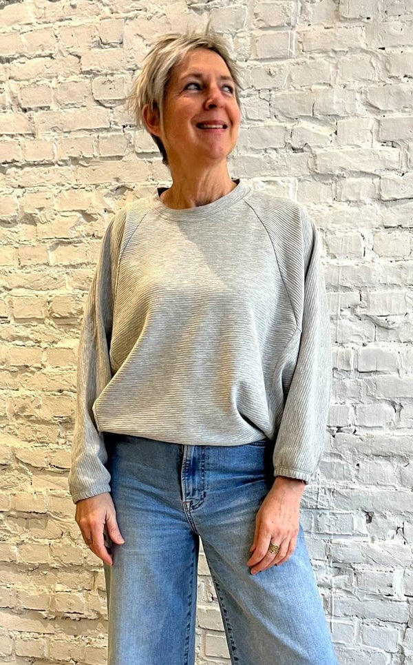 speelse grijze sweater met vleermuismouwen