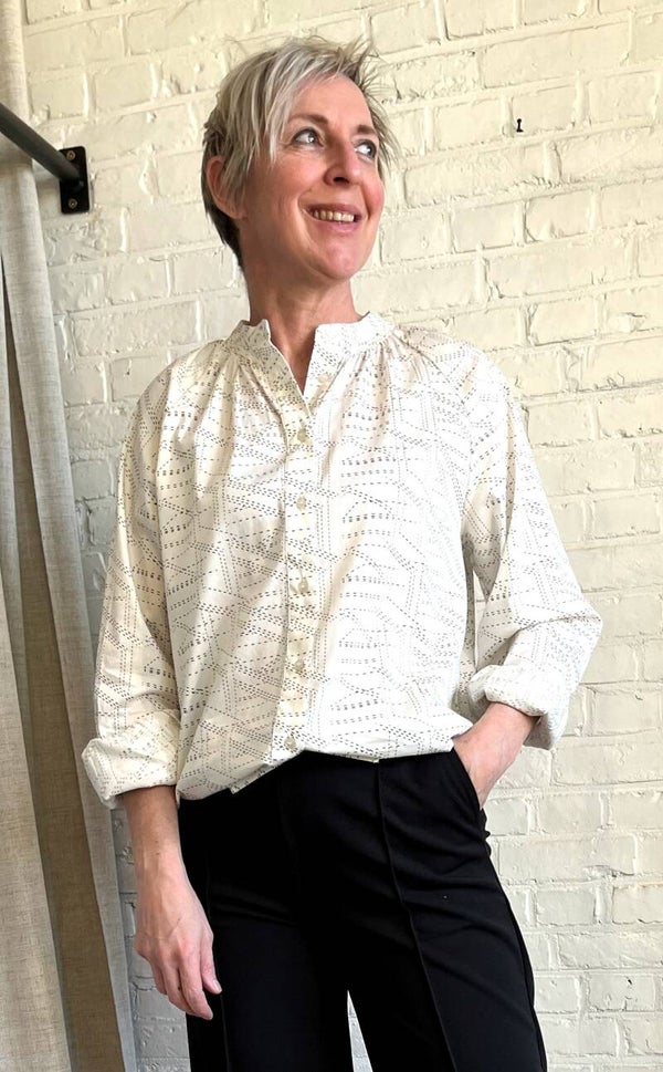 witte vrouwelijke blouse met grafische print