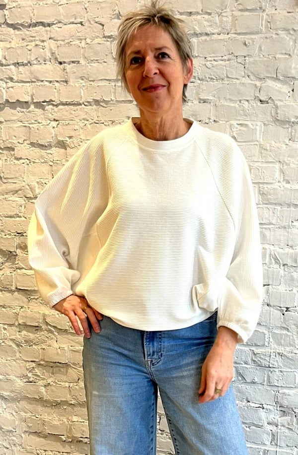 speelse offwhite sweater met vleermuismouwen