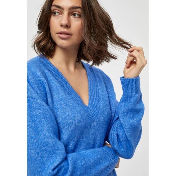 blauwe pull met v-hals