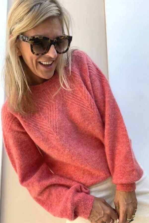 prachtige meloenrode trui met geometrisch breipatroon
