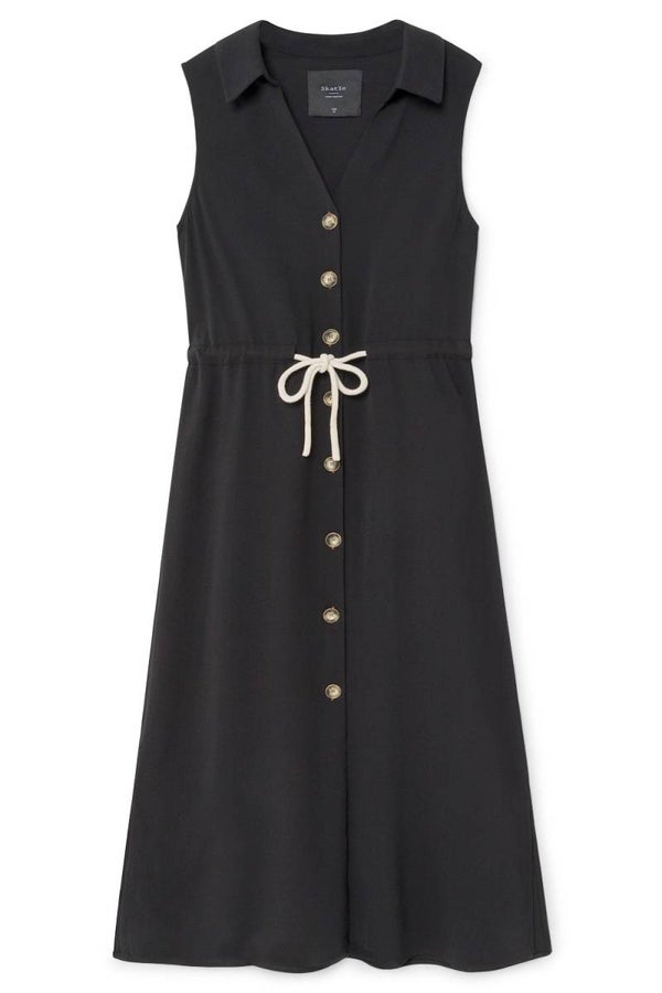 zwarte jurk zonder mouwen met touwtje in de taille