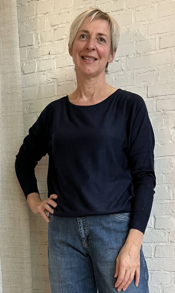 donkerblauwe dunne bamboe sweater met boothals en vleermuismouwen