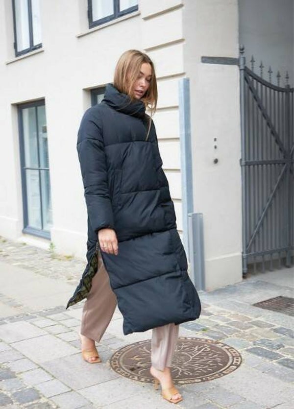 heerlijke lange zwarte gewatteerde jas