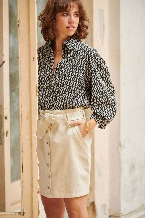 zwarte blouse met wit geborduurd patroon (100% katoen)