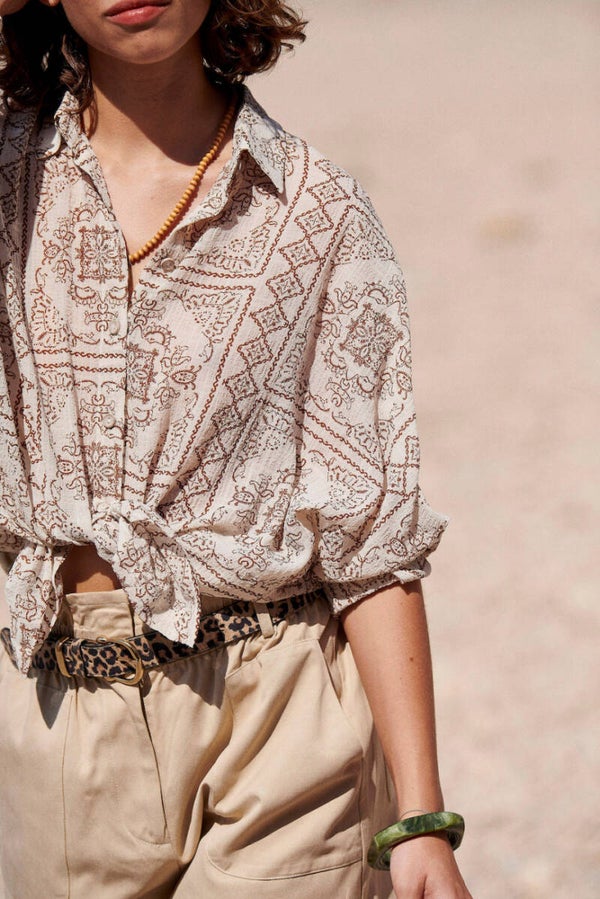 dunne blouse met bruin fijn motiefje