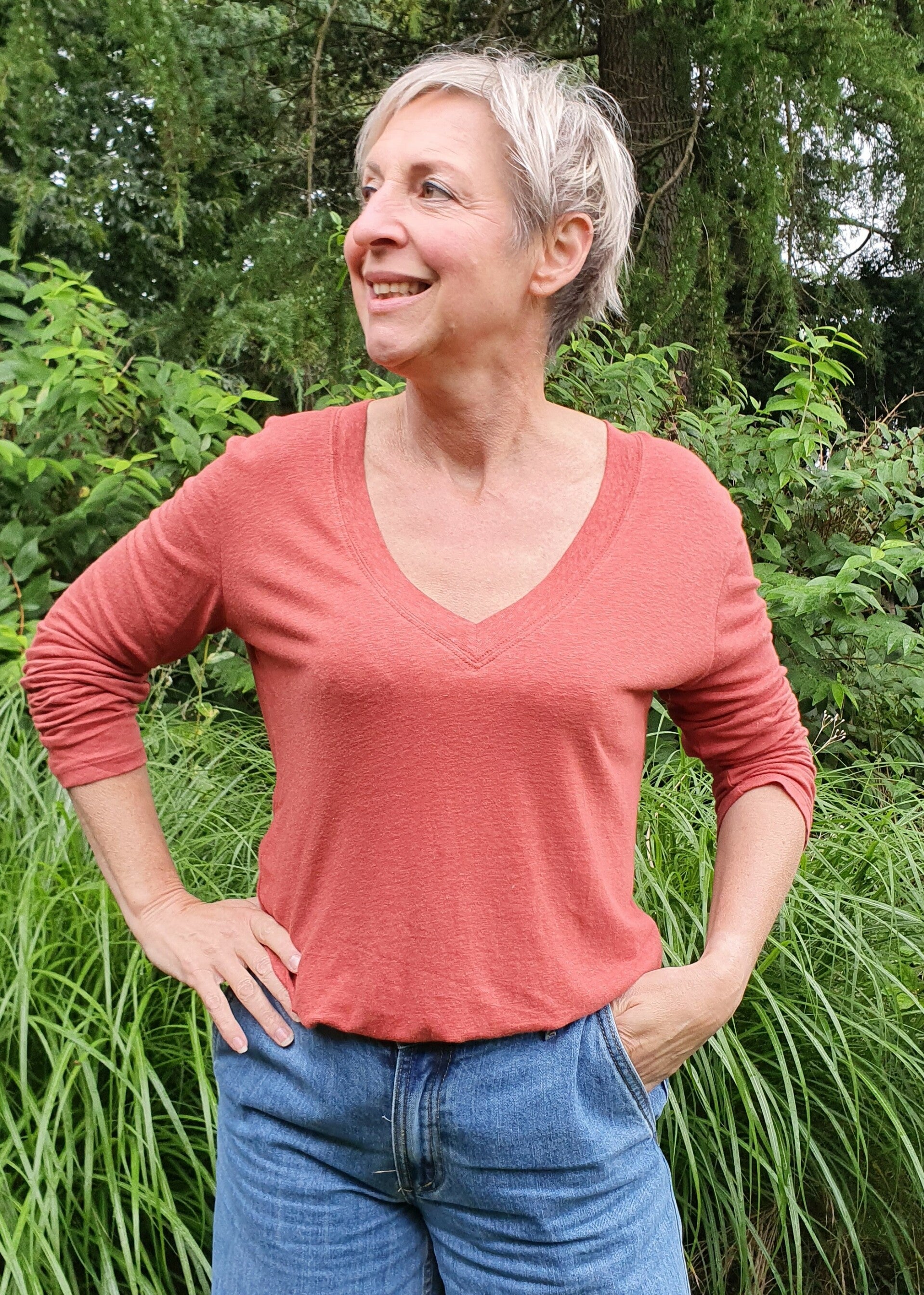 roestkleurige t-shirt met lange mouwen en v-hals