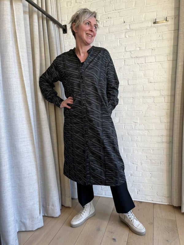 zwart hemdskleed met grafische witte print