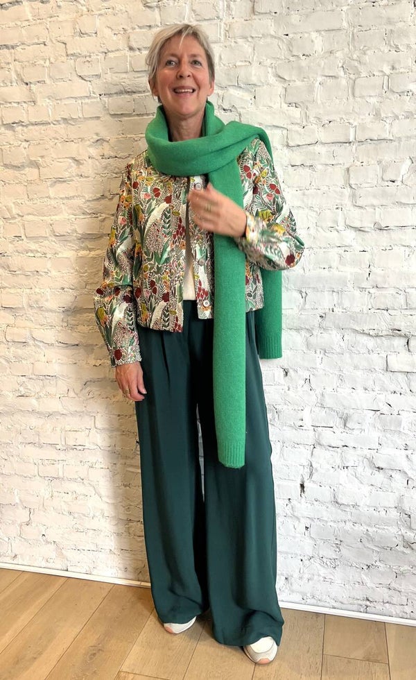 lange zachte warme sjaal in frisgroene kleur.