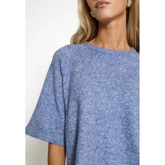 lichtblauw truitje met 1/2 mouwen