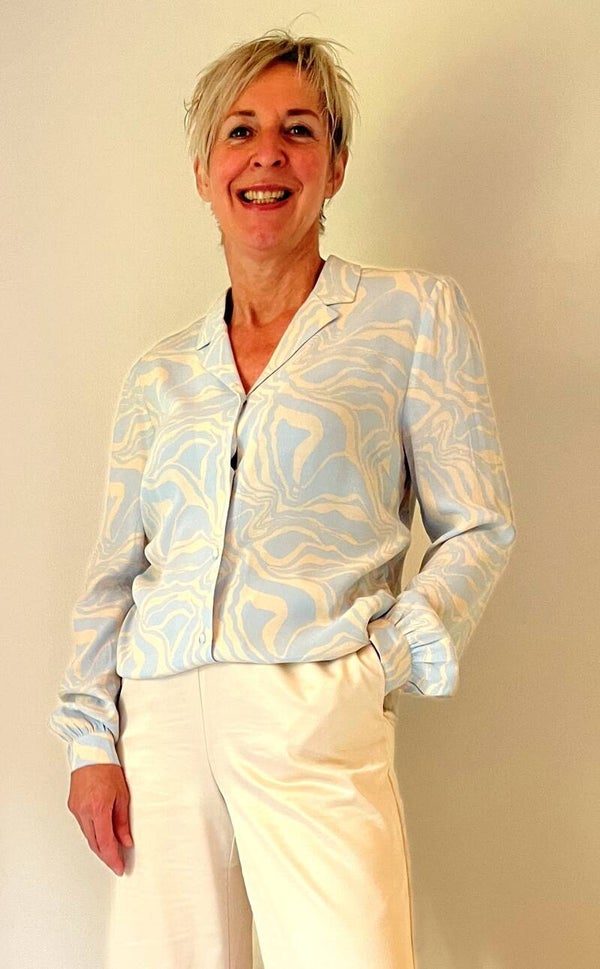 prachtig cremekleurig hemdje met zachtblauwe print