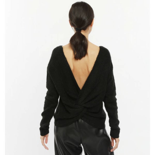 zwarte trui met v-hals en prachtig detail op de rug
