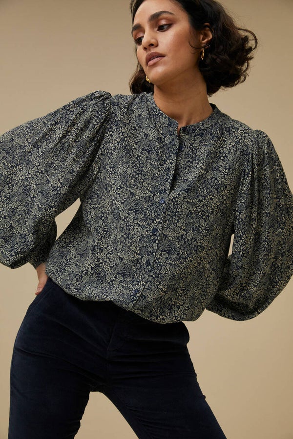 prachtige blouse met inktblauwe bloemenprint