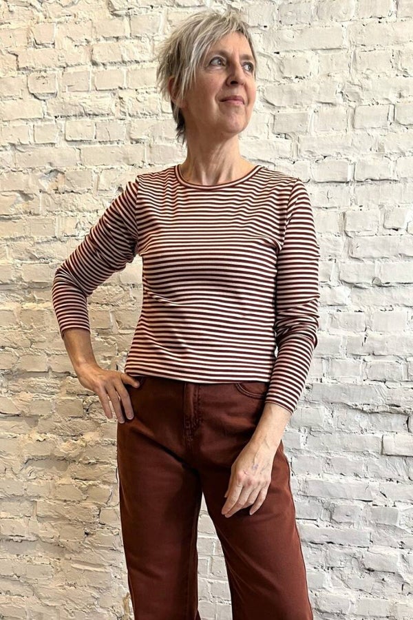t-shirt met roestkleurige streepjes
