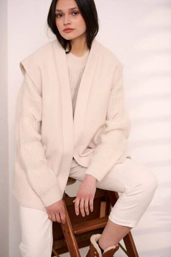 cremekleurig gevoerd mouwloos vestje