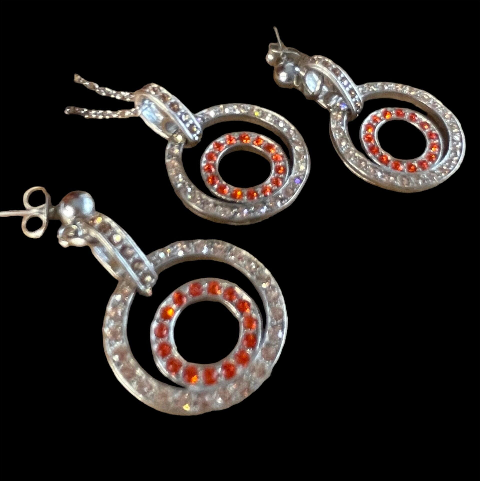 Ronde oorbellen en hanger van strass stenen oranje