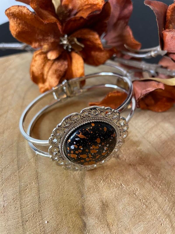 Armband in de kleuren zilver/bruin/oranje en zwart