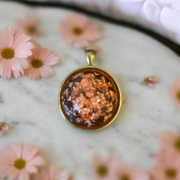 Bloem roze epoxy hanger met spang ketting