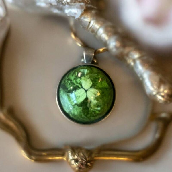 Nature green Unieke Handgemaakte Epoxy Hanger met Spang Ketting