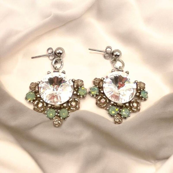 Oorbellen van Swarovski kristallen met bloemen bewerking (lichtgroen)