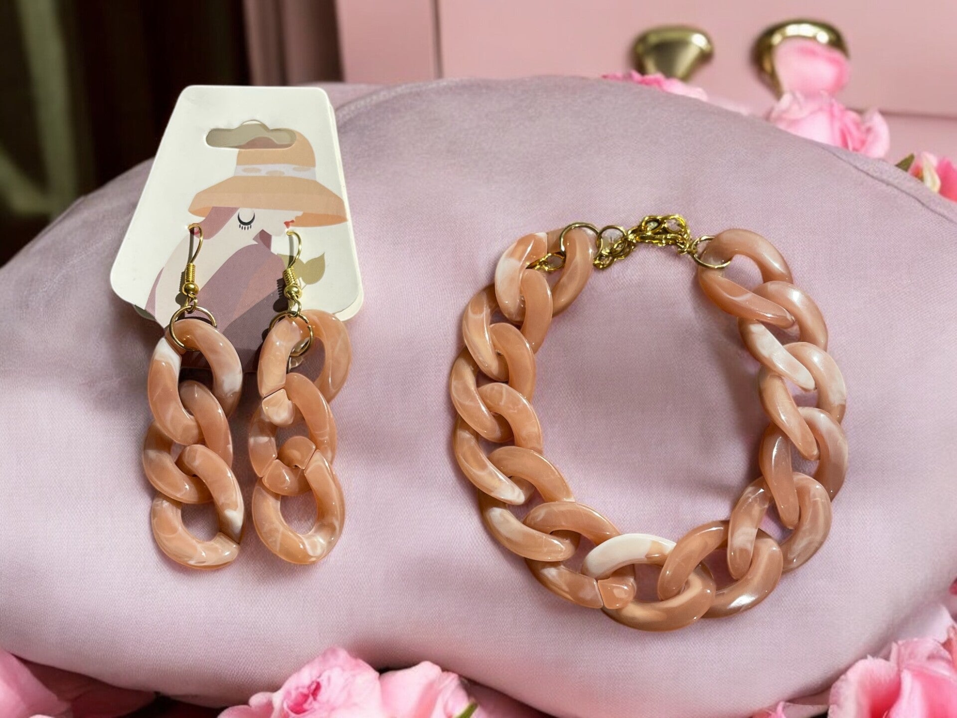 Elegante schakelarmband en bijpassende oorbellen in de kleur roze