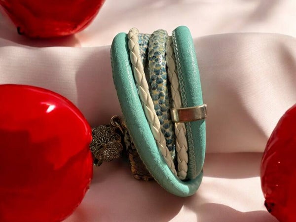 Handgemaakt leren en pmu groene armband met glitter en hangers