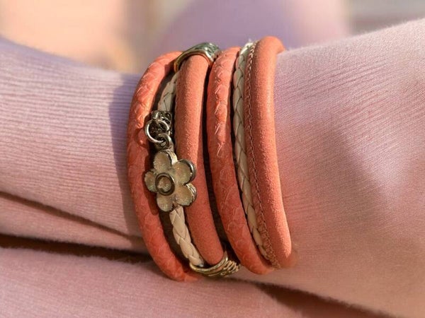 Handgemaakte leren en pmu armband met glitter en hangers roze