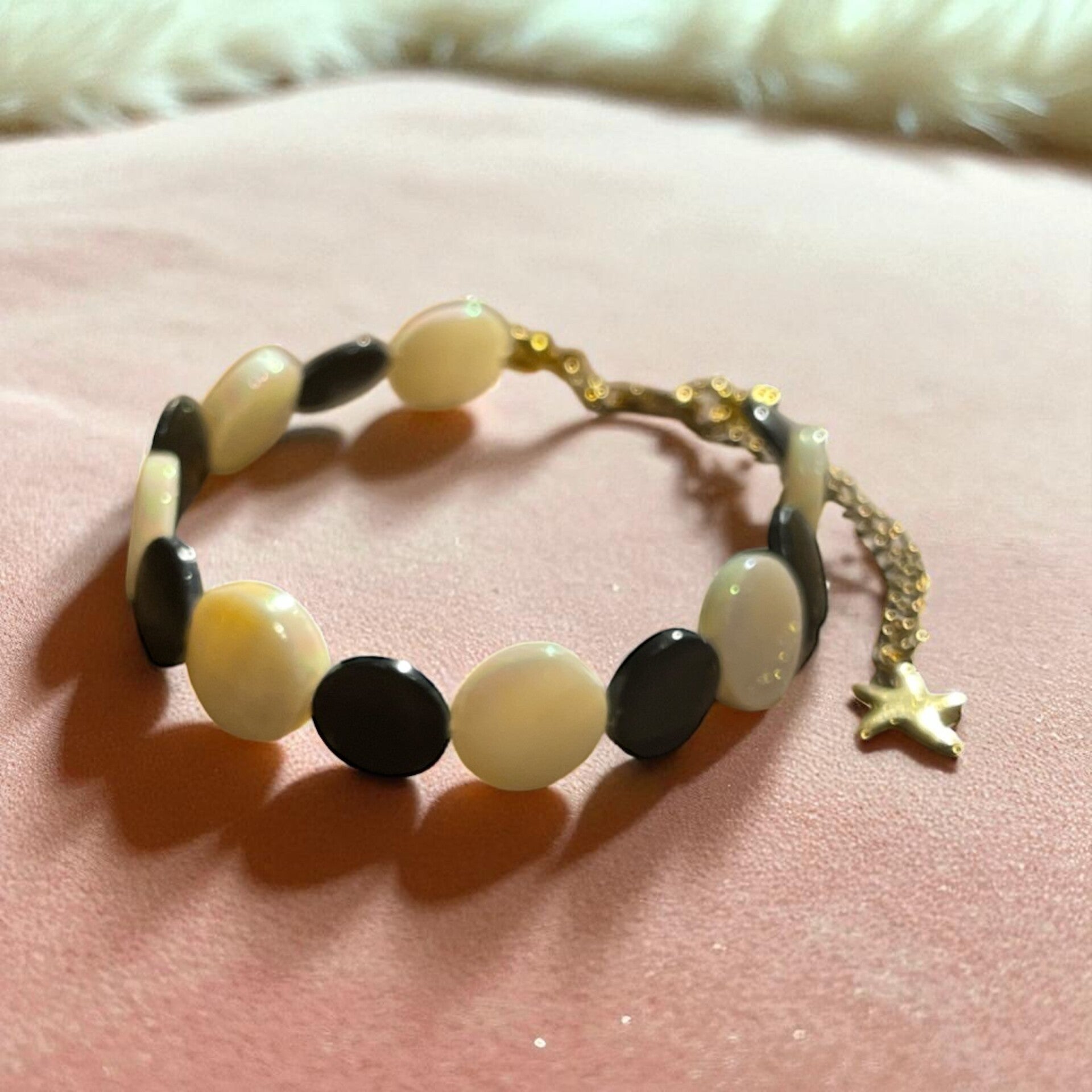 🌸 Ronde Schelpen Armband – zwart - ivoor