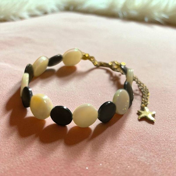 🌸 Ronde Schelpen Armband – zwart - ivoor