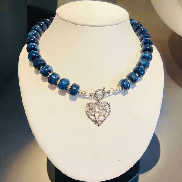 Elegante ketting donker blauw-wit Acryl Kralen