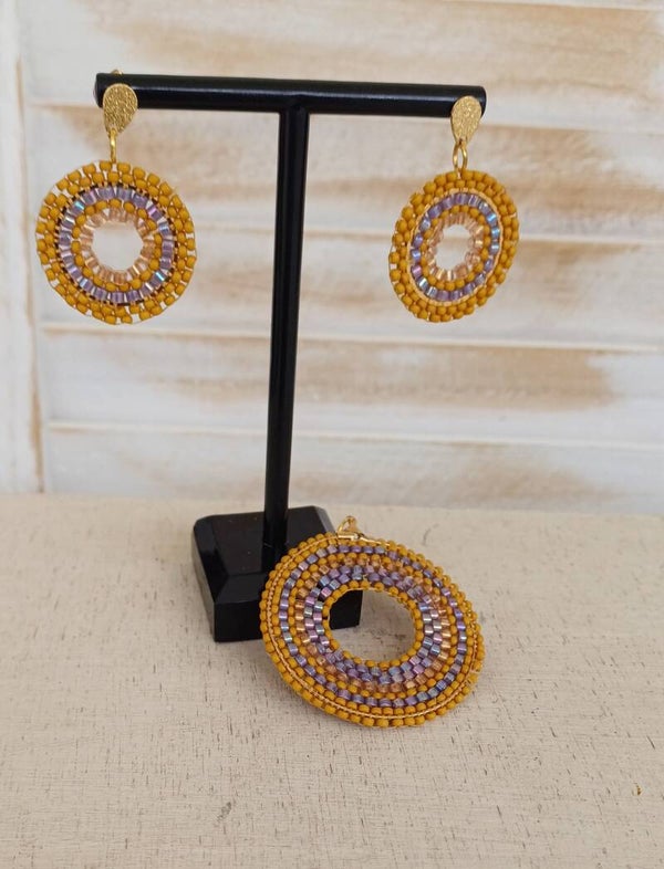 Setje oorbellen en hanger okergeel