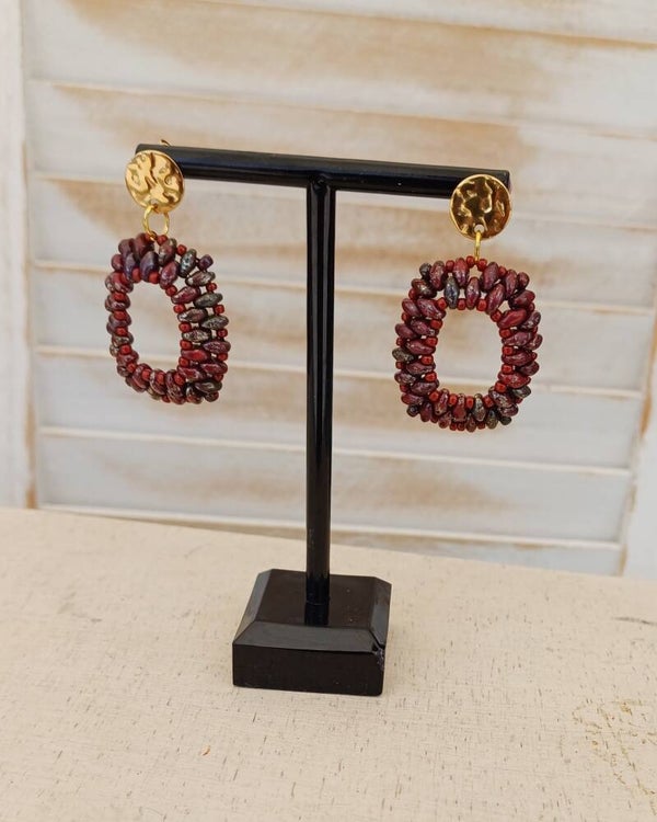 Oorbellen rechthoekig donkerrood.